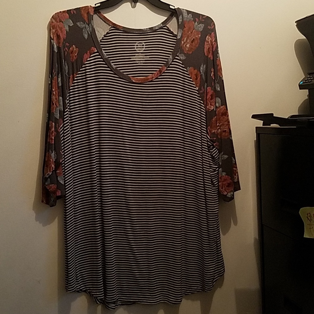Maurices 24/7 Raglan top